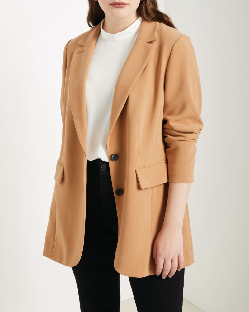 Front of a model wearing a size 14 Laney Long Tailored Blazer in Biscuit by ELOQUII. | dia_product_style_image_id:195939